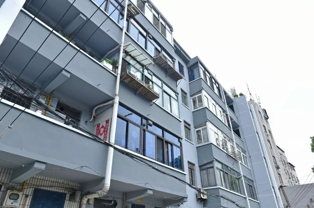 香港人均住房面积_香港住房惨状图片(2)