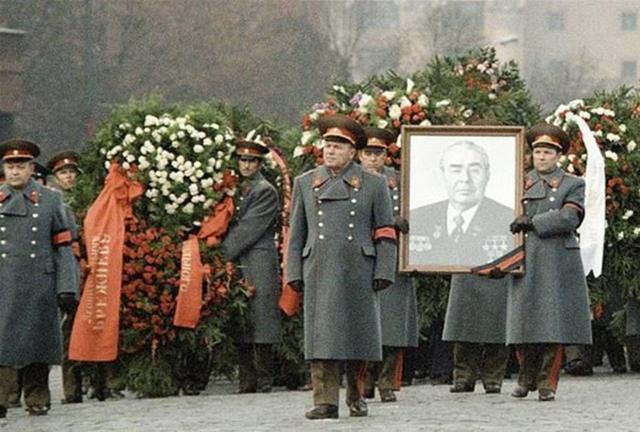 原创斯大林为何被扔出列宁墓呢?
