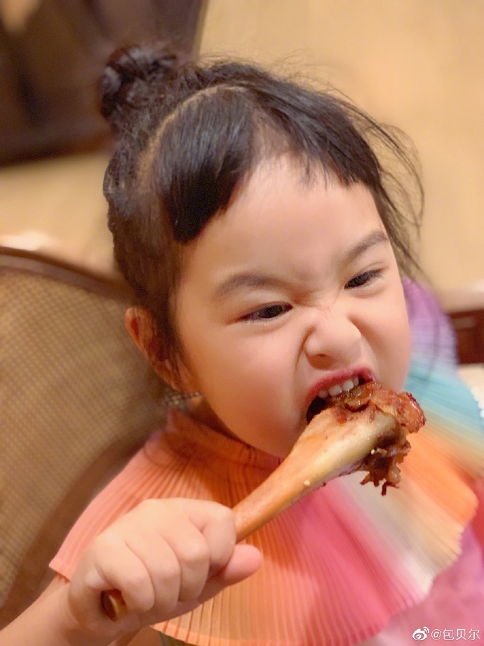 照片中,饺子一会儿哭得非常伤心,一会儿拿着大棒骨啃得非常认真.