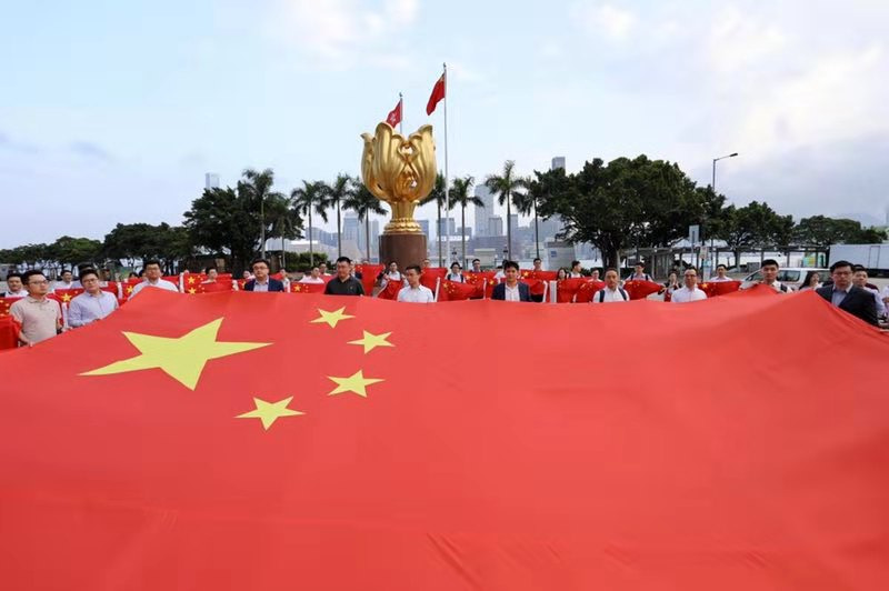 百名香港青年贺国庆70面国旗照亮金紫荆广场