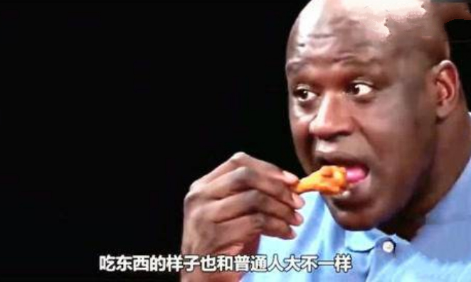 奥尼尔巨掌有多夸张?鸡腿拿手里像剔牙 手机看上去像麻将