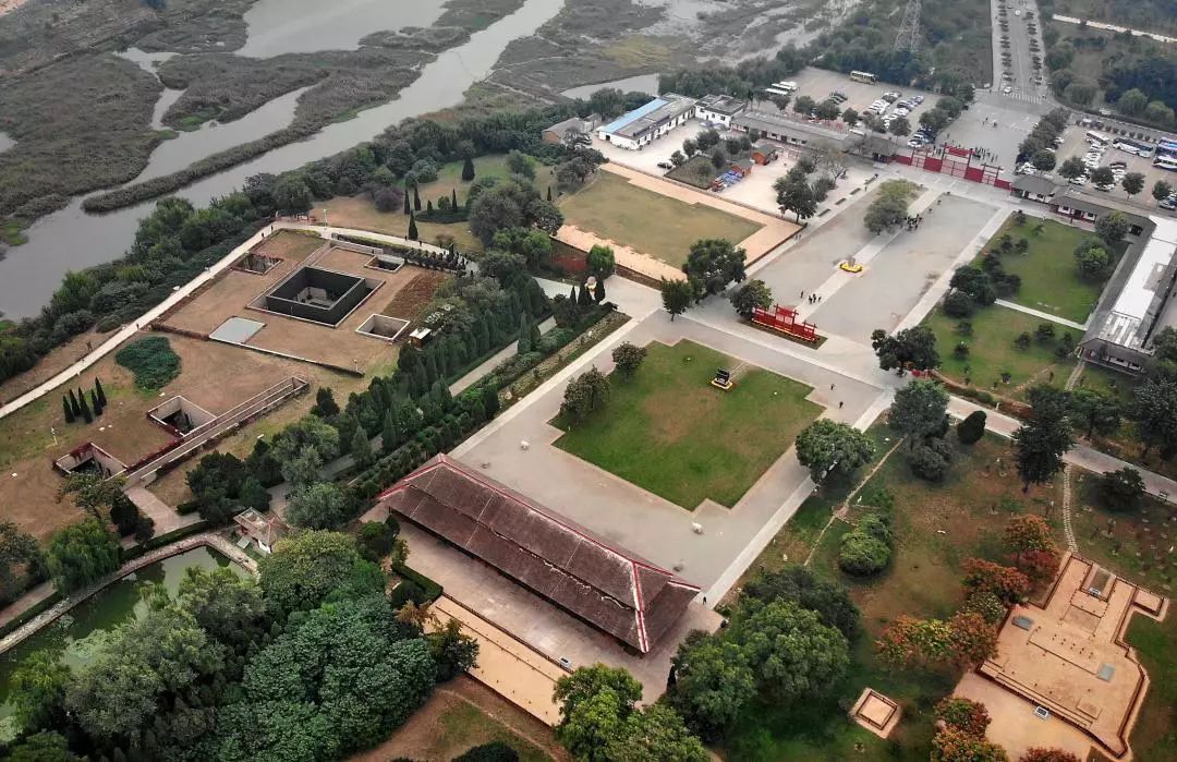 殷墟是商朝后期都城遗址,这里出土了大量 都城建筑遗址和以甲骨文