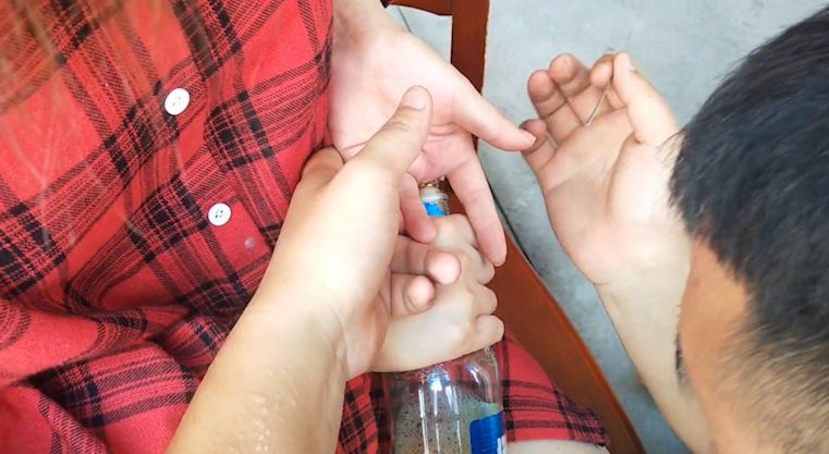 女生遭遇意外困境，手卡男生口中，紧急求助医院