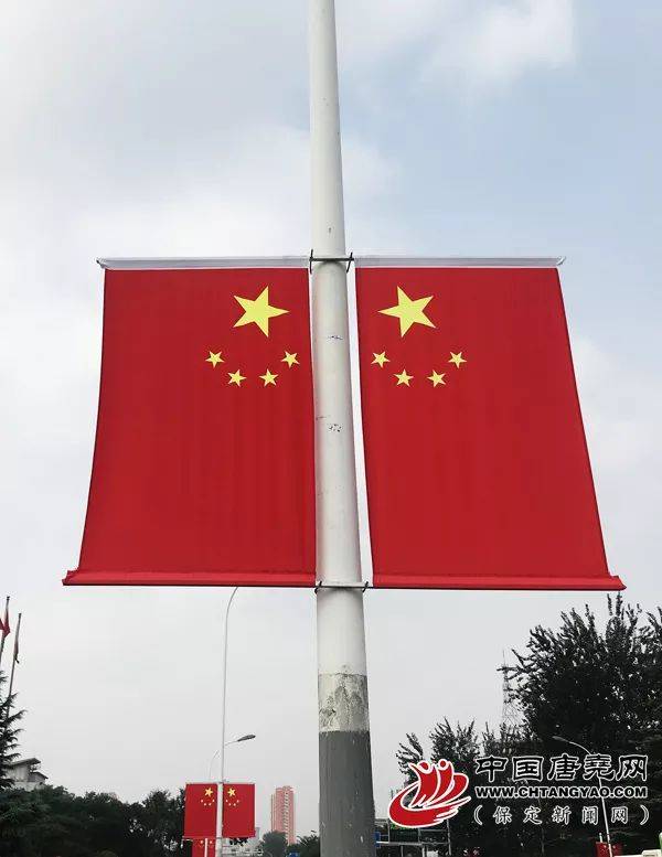 挂国旗迎国庆保定街头飘扬中国红