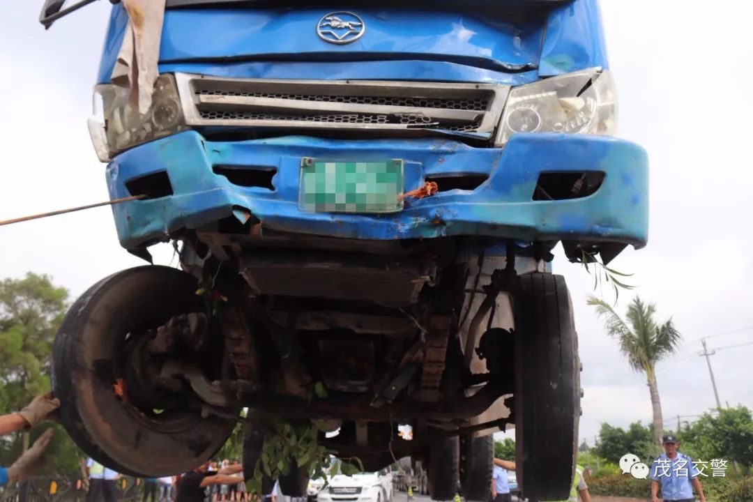 电白惨烈车祸:拖拉机失控撞上摩托车,一家3口被撞身亡图片