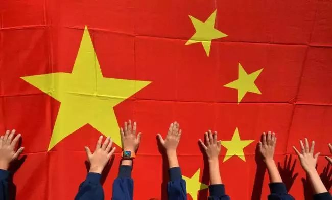 征集令 | 你和国旗同框的样子真美!_五星红旗