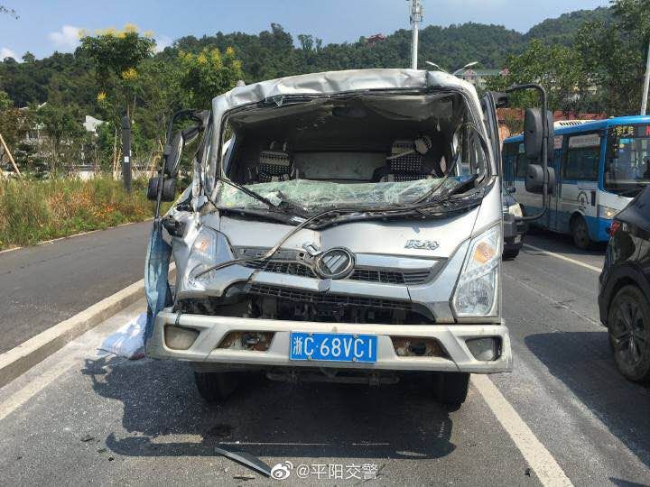 昆阳某隧道车祸,一货车车头严重变形!