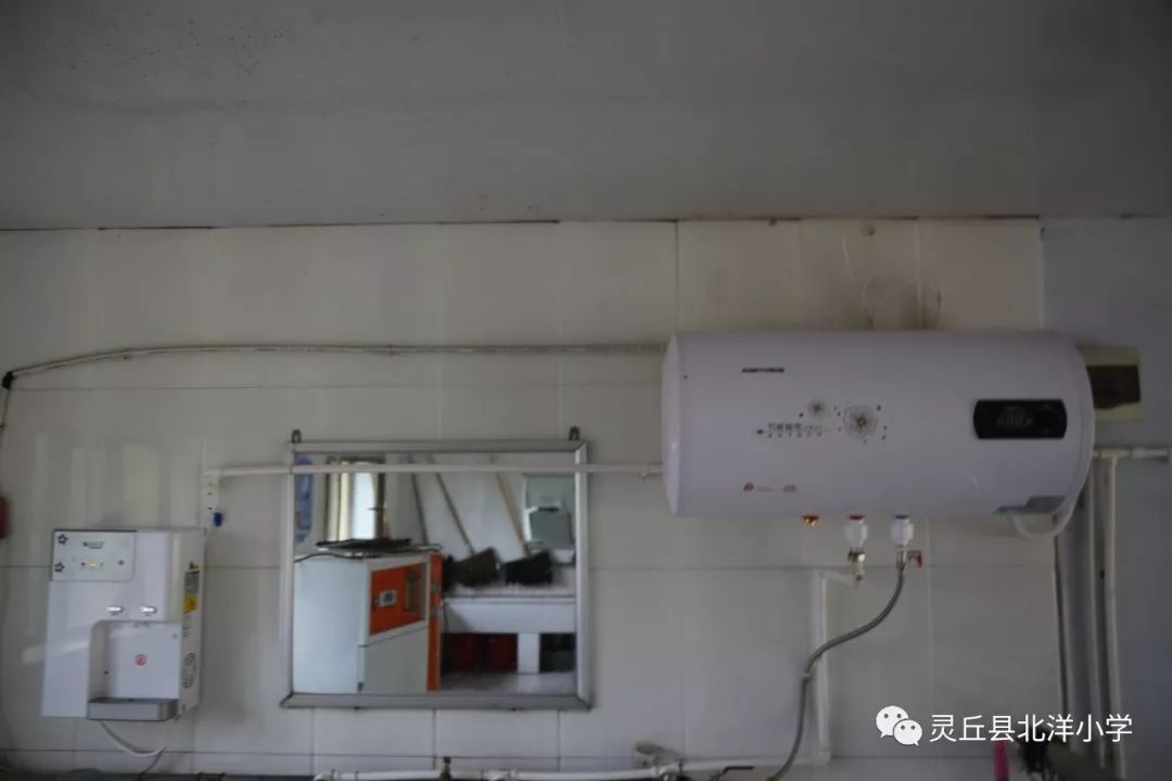 学生宿舍楼安装的纯净水装置和热水器