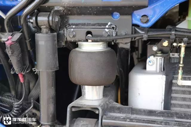 驾驶室采用四点式气囊悬浮减震,在前面的减震气囊旁边还带有减震筒