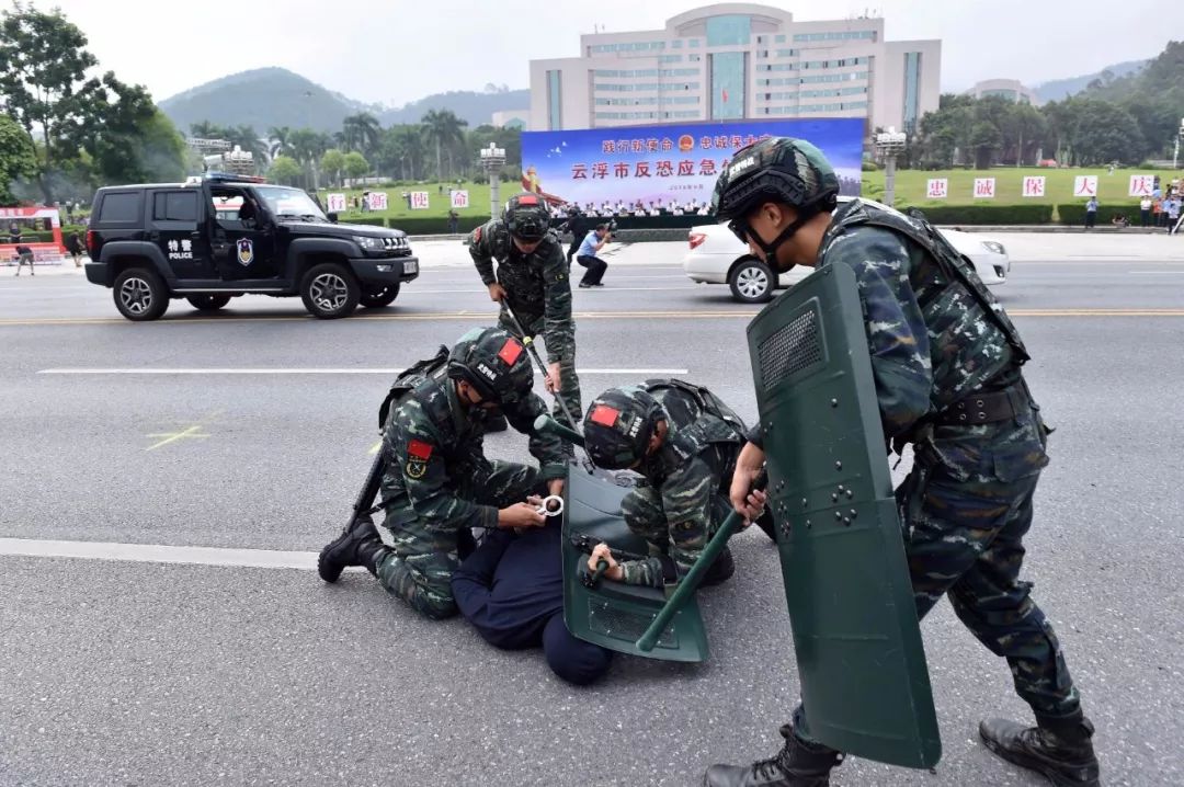 云浮大事件出动水炮车直升机装甲车等先进警用装备