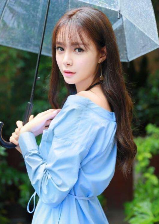 沈梦辰虽然是主持人,但是也出演过影视剧,在剧中扮演的就是一个公主的