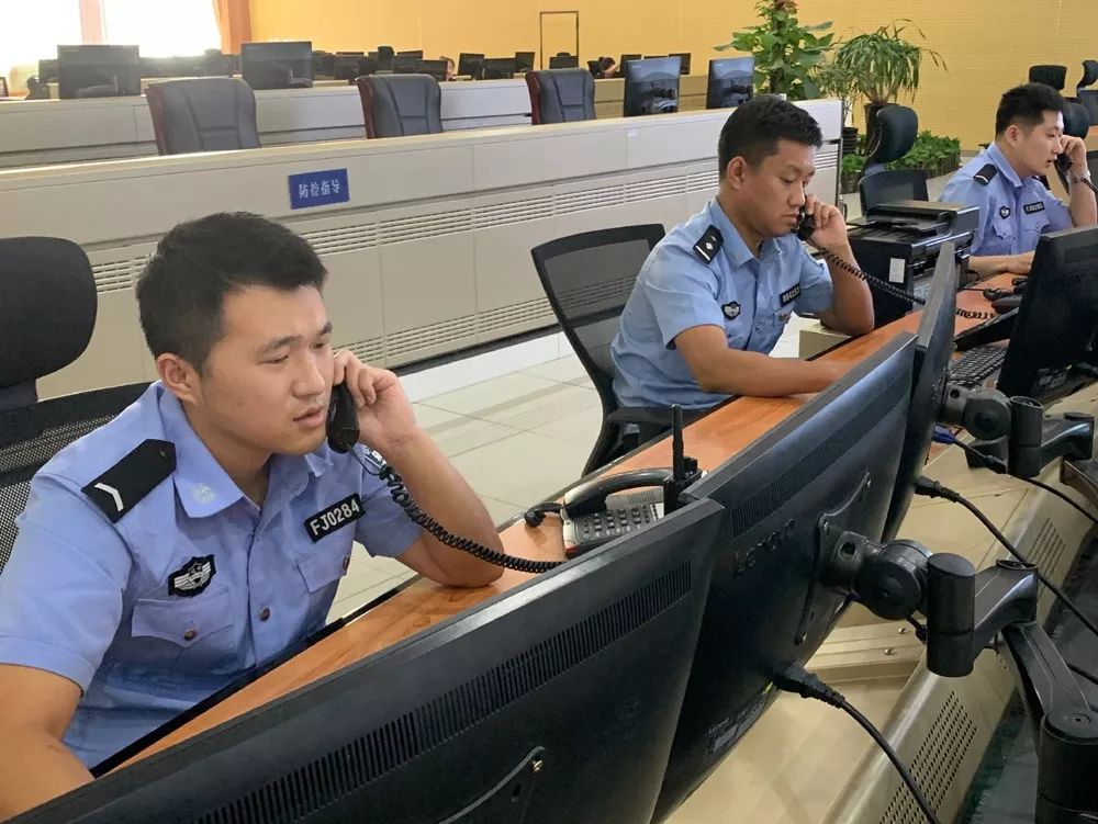 接警员日接听电话50余通为民服务甘做无名的英雄接警员王喆,出生于
