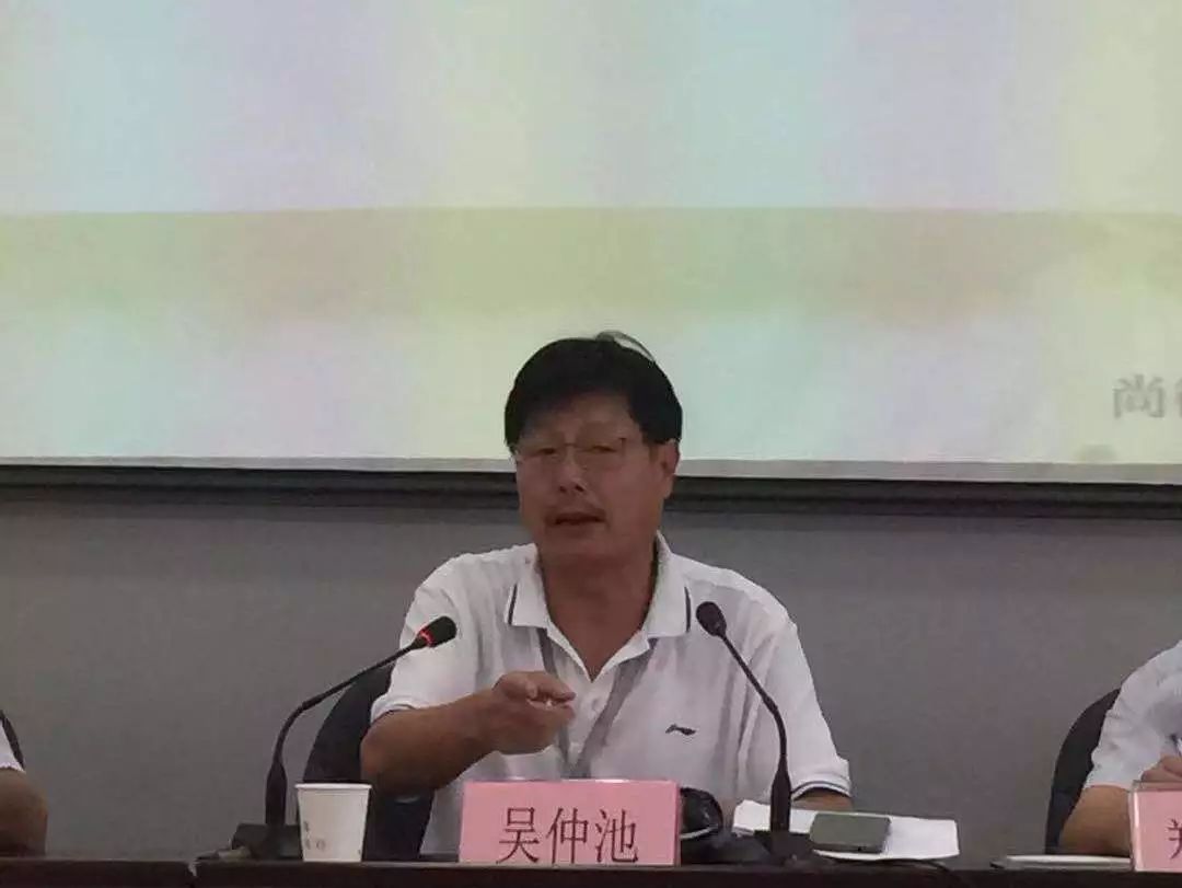 吴仲池重点强调了学校教育要强化三个方面的工作:一是强化政治意识.