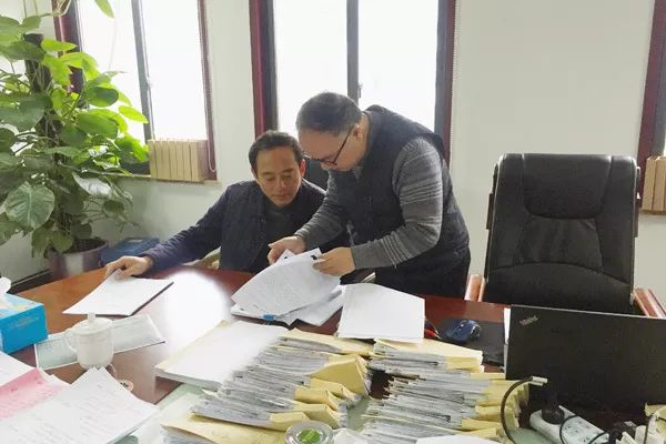 巡察组工作人员在查账第二天一早，巡察组一行三人到村委会查阅账目。当