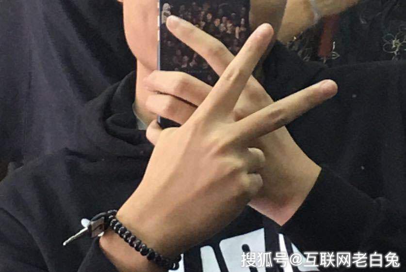 原创拍照比剪刀手会泄露指纹信息,那是专家不了解美颜滤镜的强大
