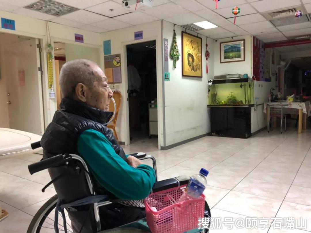 出门忘记回家,再到后面身体功能的退化, 丧失走路的能力,大小便失禁