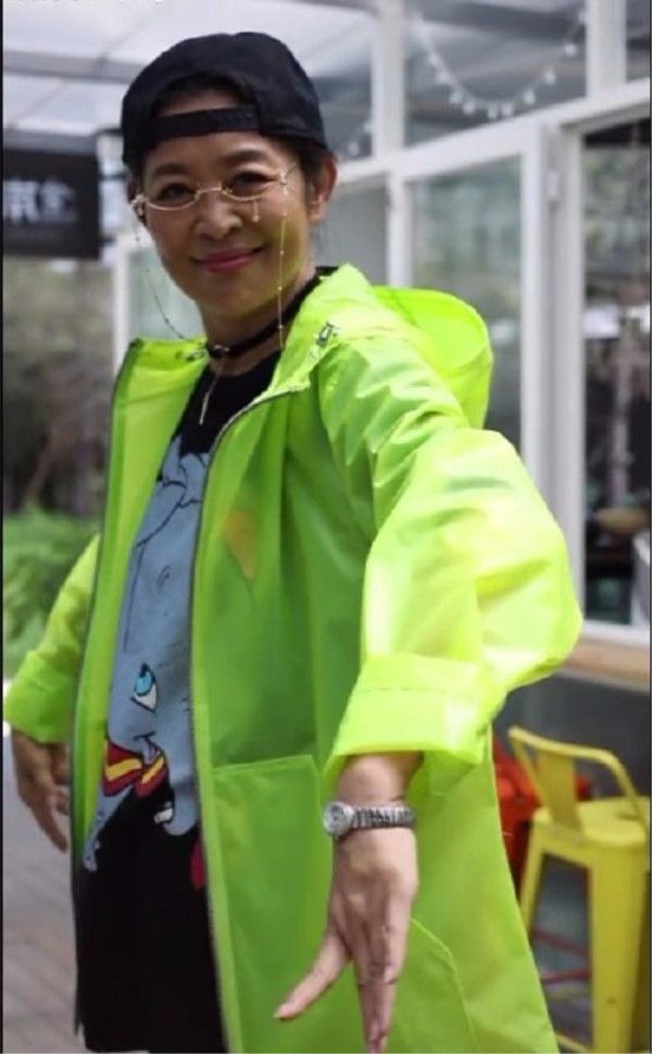 60岁倪萍上节目捞金，减肥瘦脱相，还赶时髦穿潮牌！