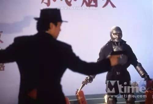 到影片《国产凌凌漆》中,军方司令黄锦江最后逆转变身铁甲金枪客,除了