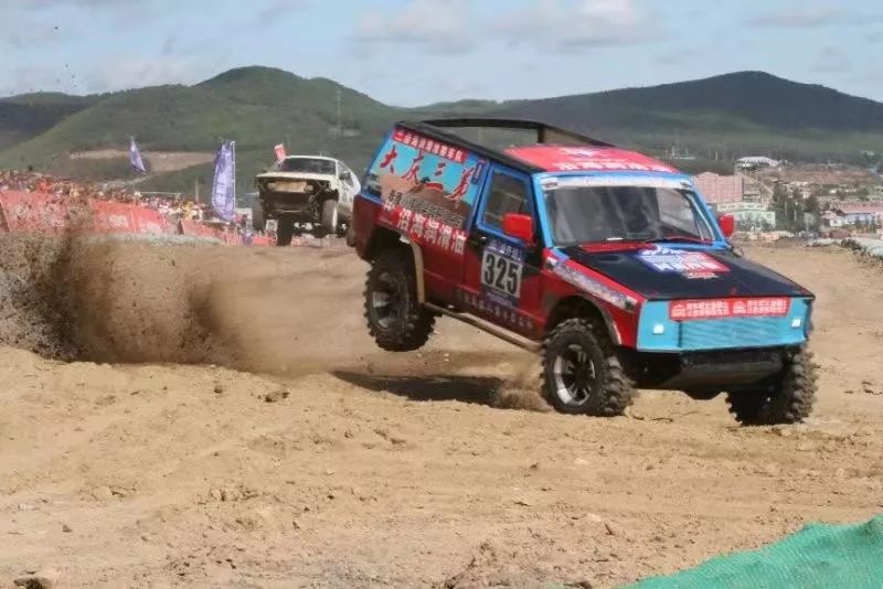 国外越野车越野比赛 edde5d0d014d497e9cced41e8de21e32.jpeg