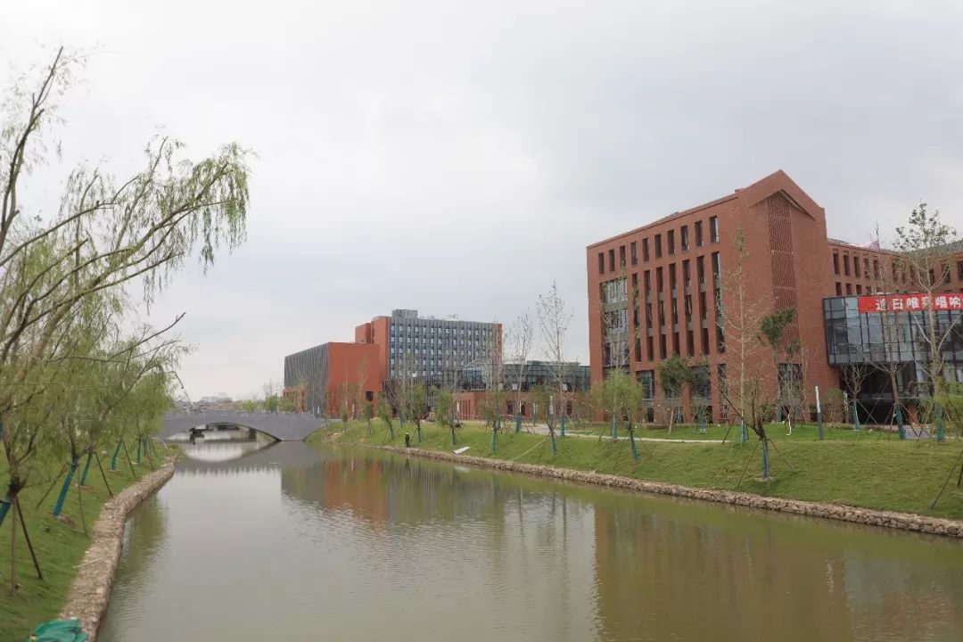 慈溪第一所大学开学了洋溢着青春气息