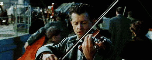 相信大家都曾被电影《泰坦尼克号》中这个镜头感动 沉船前,有的人