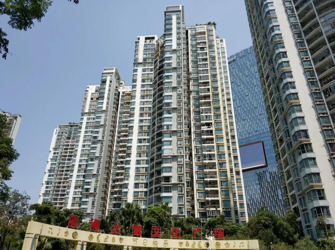 滨海之窗因为处于后海大道与滨海大道交汇处,紧邻滨海大道,西,北面