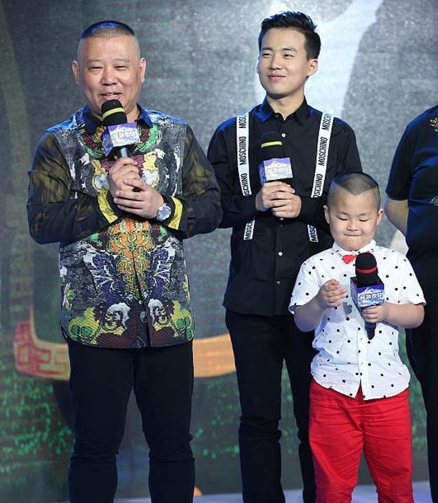 郭德纲小儿子近照曝光,五官伶俐长发及腰,网友:和郭德纲太像了