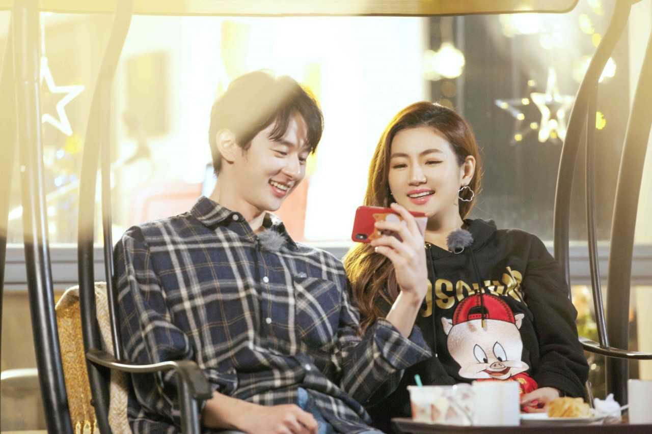 要复合 SHE与任家萱前夫张承中聚餐,四人有说有笑