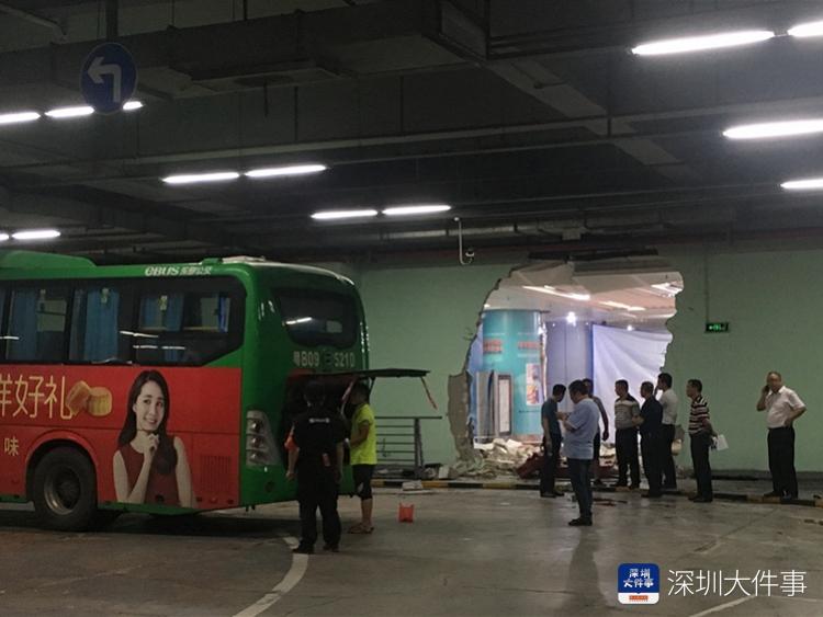 深圳一公交车把墙撞塌了，一乘客眼角撞伤，市交通运输局通报原因
