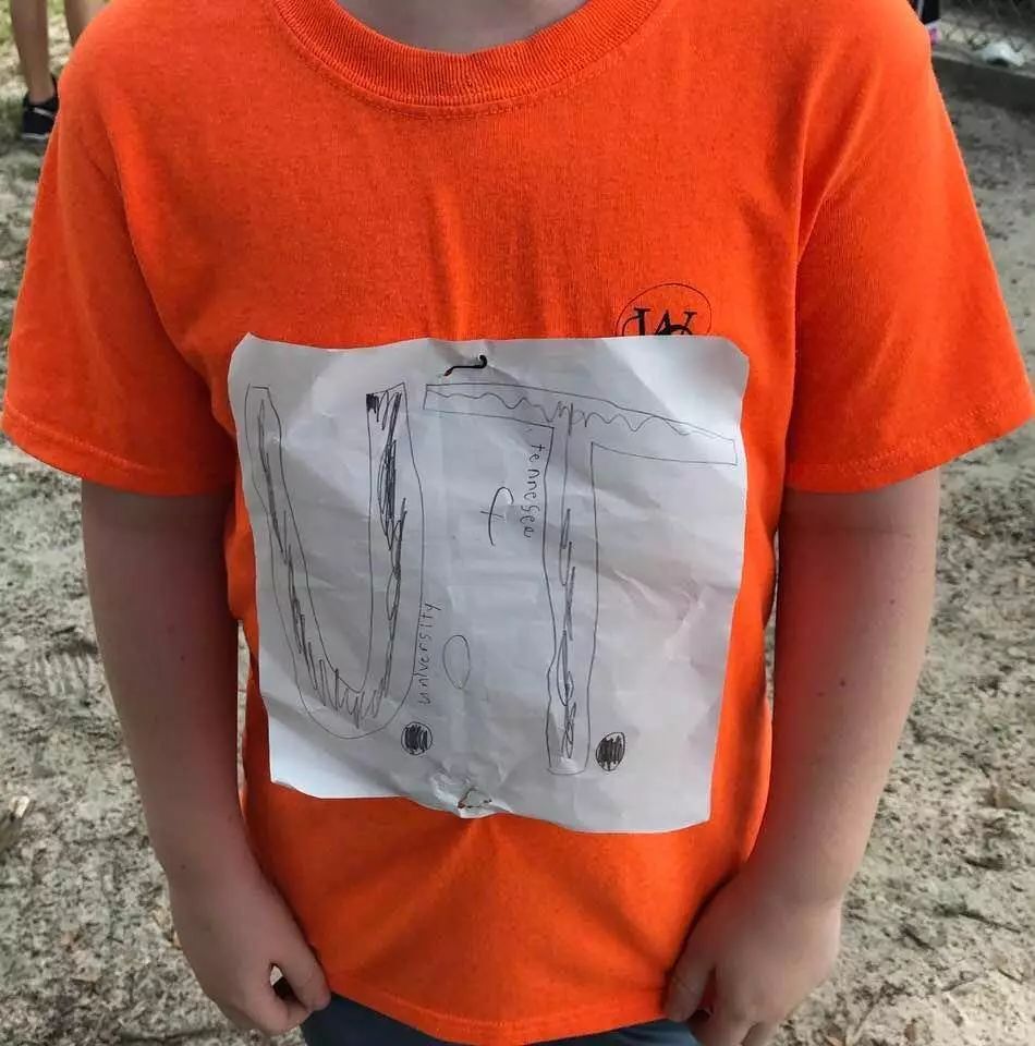 守护孩子的梦想：美国小学生随手画的T恤，竟引发了学校的关注