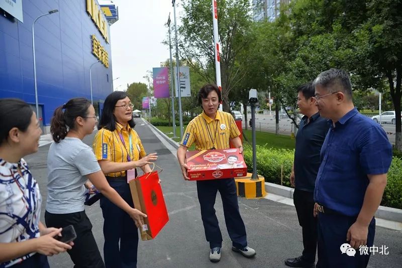 西青区中北镇领导慰问企业员工送中秋祝福