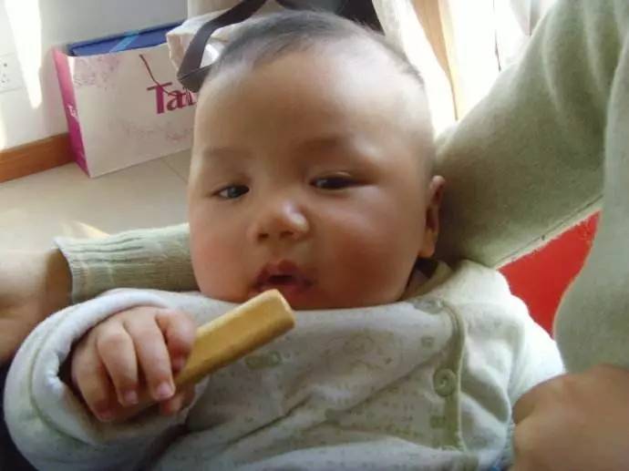 「育儿之百科全书」婆婆秋季帮忙带娃，4岁娃午睡后，咳嗽不停，医生摇头无奈：无知