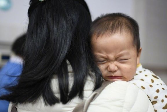 「育儿之百科全书」婆婆秋季帮忙带娃，4岁娃午睡后，咳嗽不停，医生摇头无奈：无知