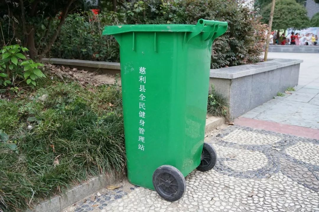 在县人民广场内,安置了许多垃圾桶