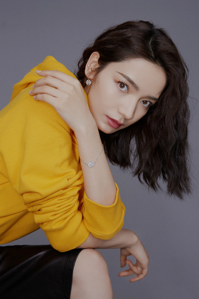 代斯恋爱后越发会穿!连帽卫衣配皮裙温柔又少女,刘芮麟捡到宝了