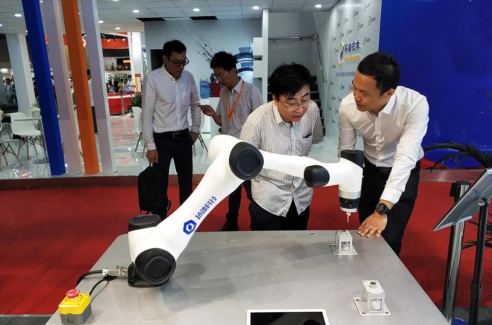 【工博会】融合尖端技术赋予更高智能，越疆协作机器人亮相工博会