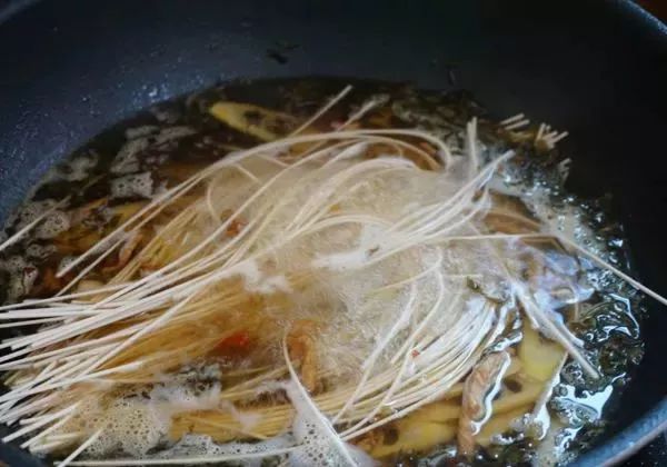 鲜味春笋肉丝面,难得又特有的雪菜!烘烤需要的糕点图片