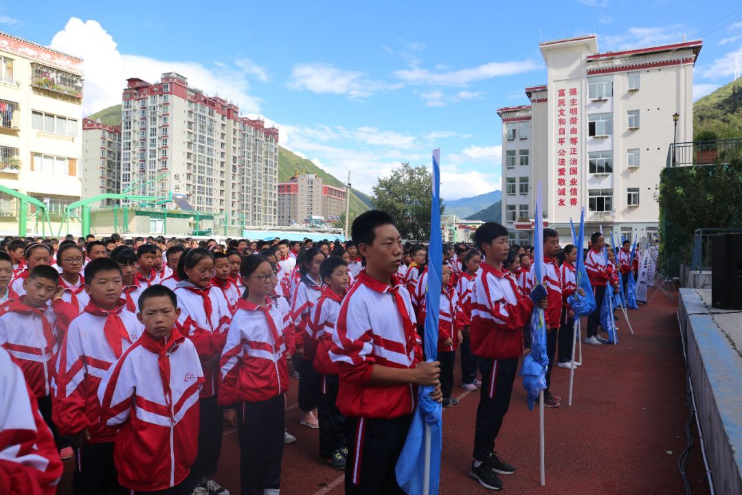 在马尔康中学举行了