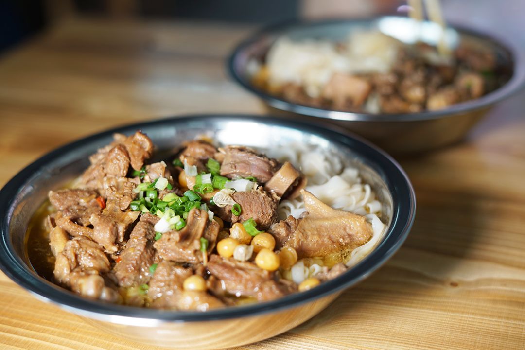 免费吃鸭肉粉贵港这家靠一碗粉火了三十多年的店开新店啦赶快相互转告