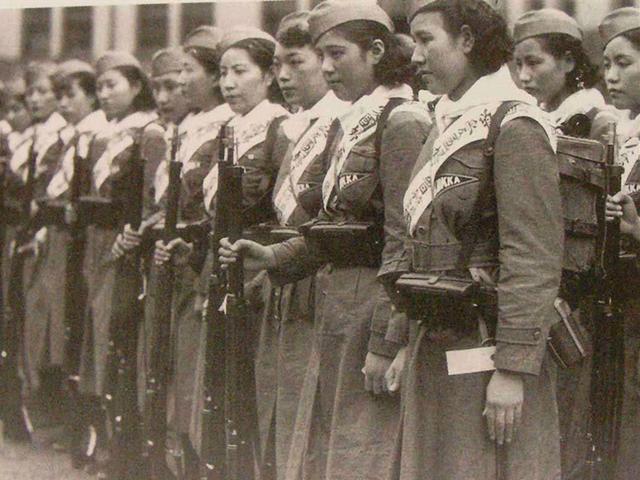 一苏联士兵强占8名日
