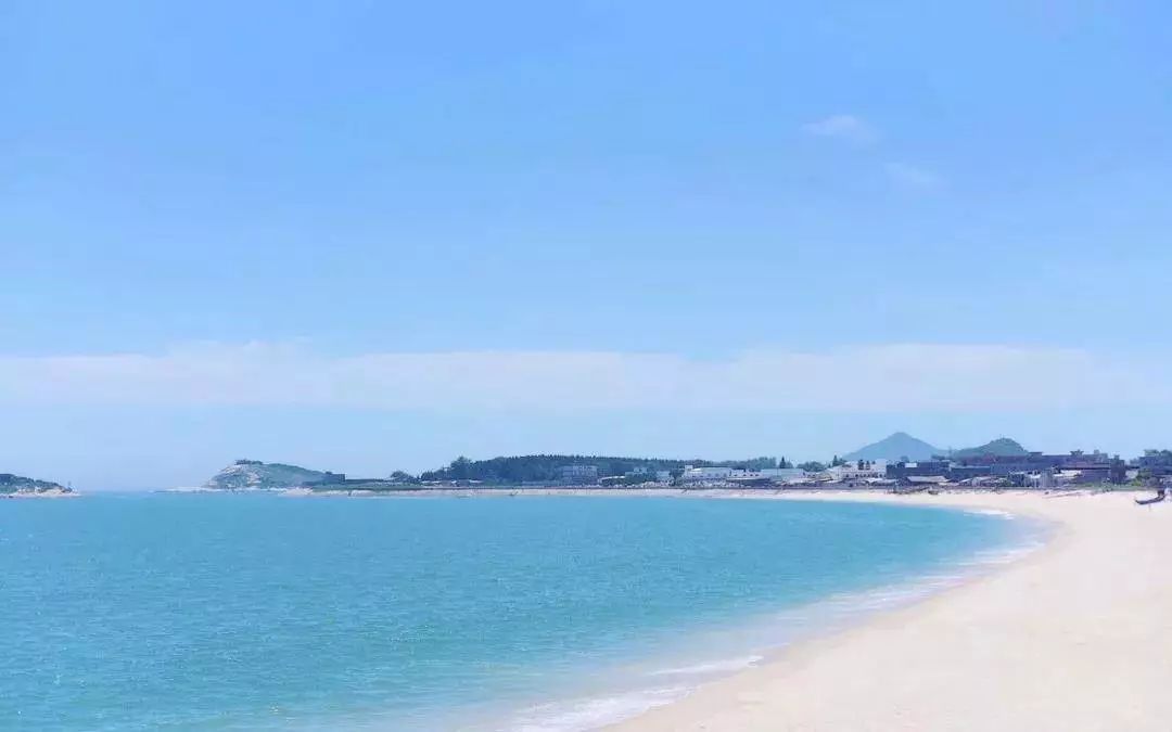 东山 紫蓝海景酒店,就坐落在金銮湾海滩附近,静静的感受着金銮湾的