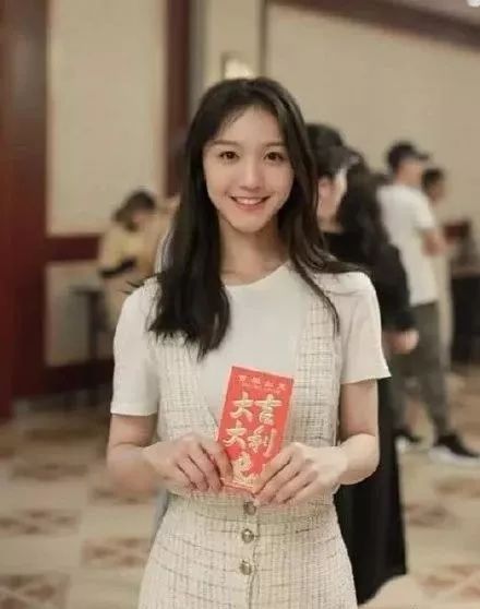 原创芒果女星大闹车站身份曝光，满嘴脏话恐吓民警，被捕不忘五千的鞋