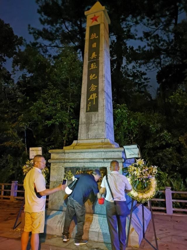 抗日烈士纪念碑遭涂污香港市民连夜清理，称不能让烈士被如此对待
