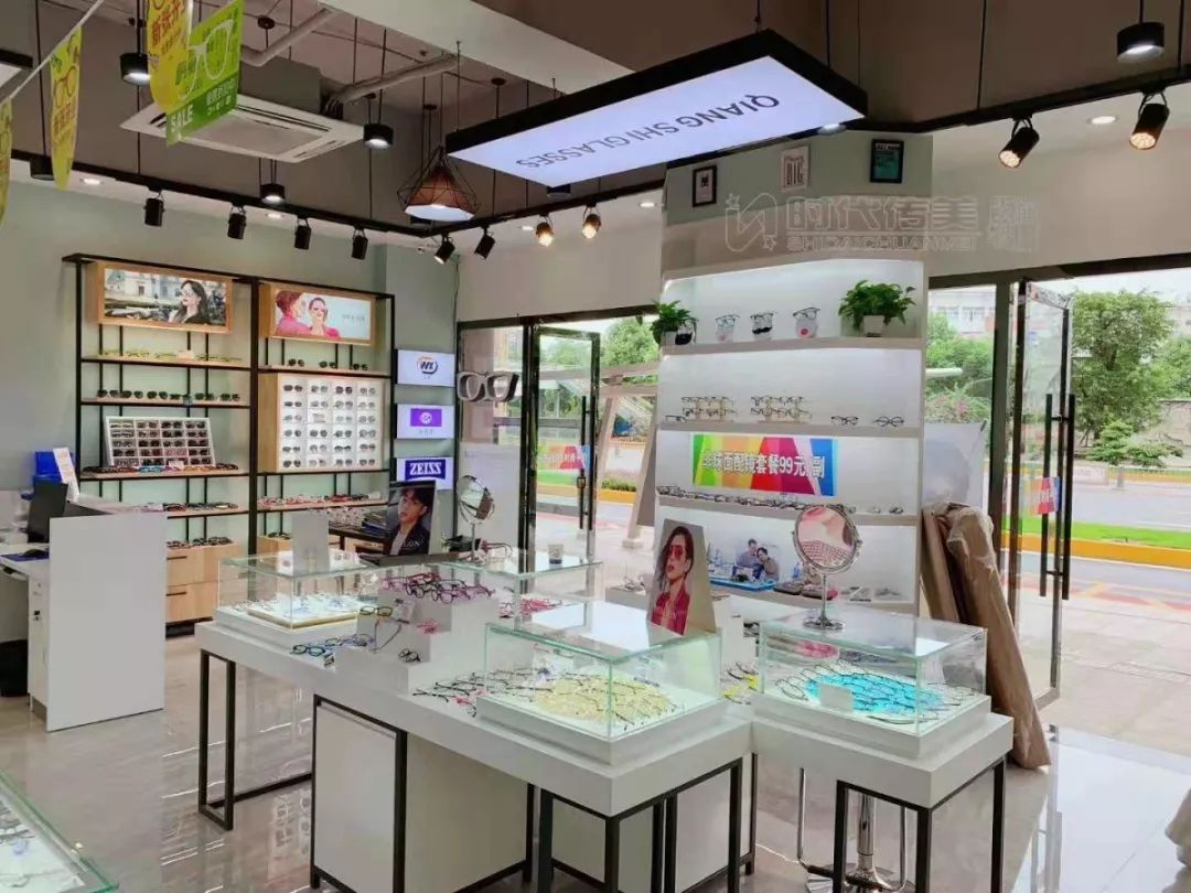 强视眼镜店面实拍 店铺背景大量运用马卡龙色系,淡绿色的纯色墙体也