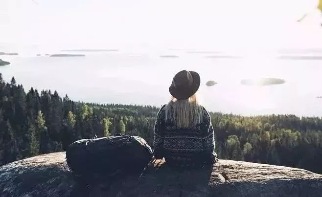 真正的智者,会在说话上下功夫,分场合说话,在人前少言,该沉默的时