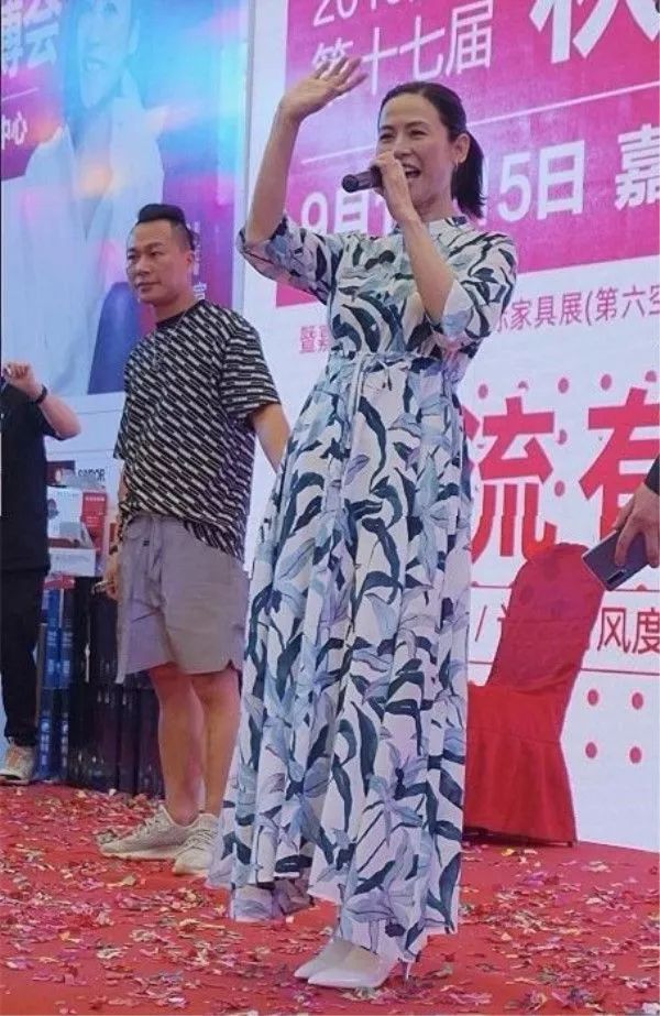网友抓拍的宣萱素颜,法令纹很深还有脖颈纹,也太真实了!