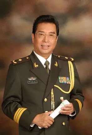 他就唱响了 《闪闪的红星》 在全中国的收音机里, 年轻时候的李双江