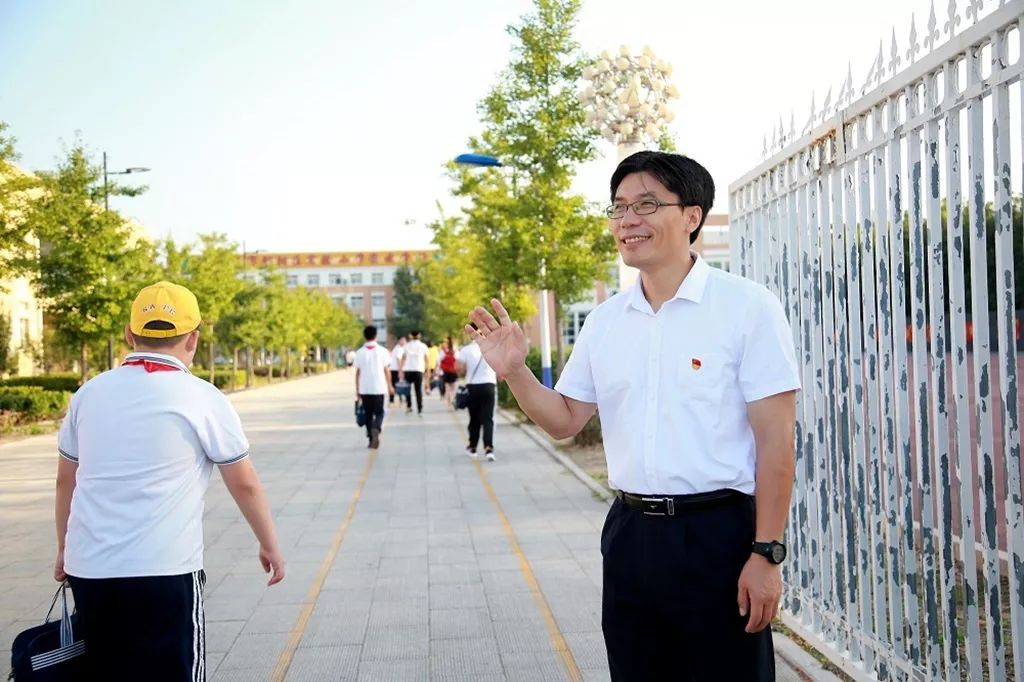 杏坛撷英坚决服从不忘初心北京市朝阳区实验小学密云学校校长李军