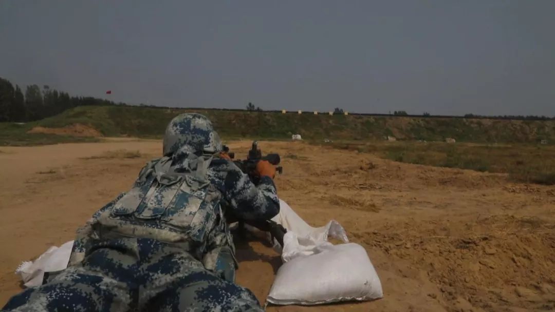 空军空降兵某旅跨昼夜武装跳伞