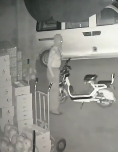 徐水一位网友发来消息称:自己家的电动车被人盗走,幸好监控拍下被盗
